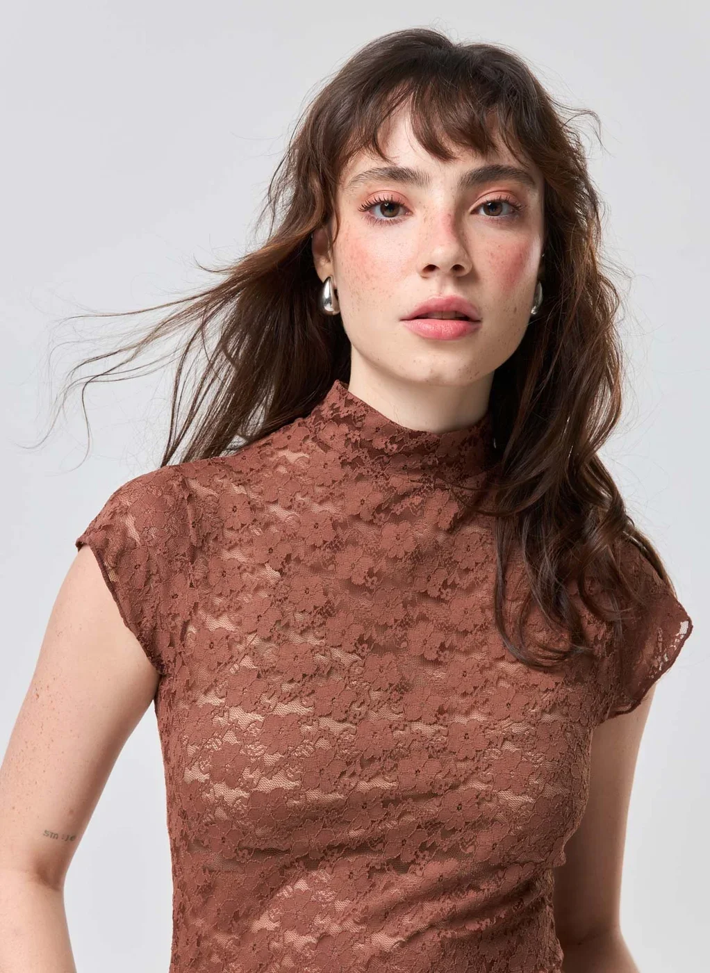 Body Renda Marrom Gola Alta