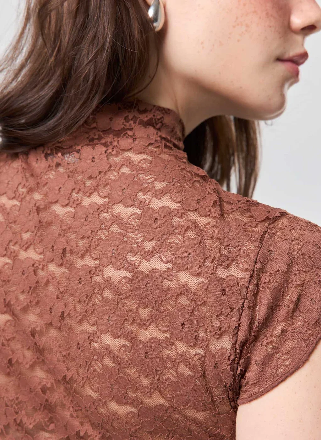 Body Renda Marrom Gola Alta