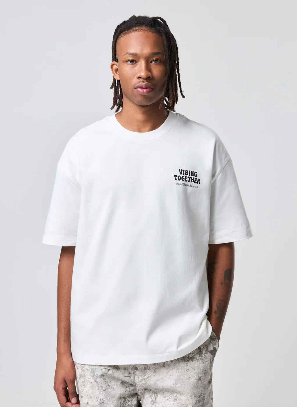 Camiseta Box Malhão Off‑White Bordado