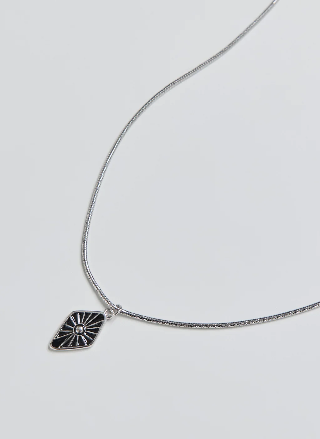 Colar Prateado Pingente Resina Sol