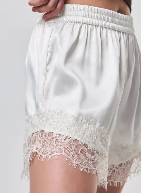 Short De Cetim Com Rendinha