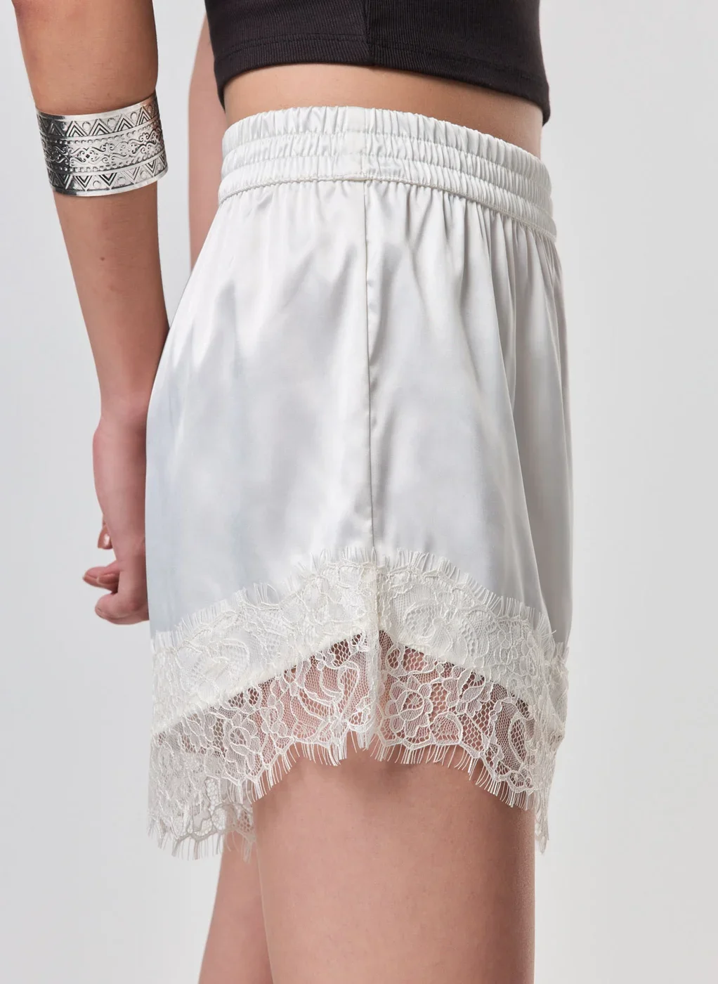 Short De Cetim Com Rendinha