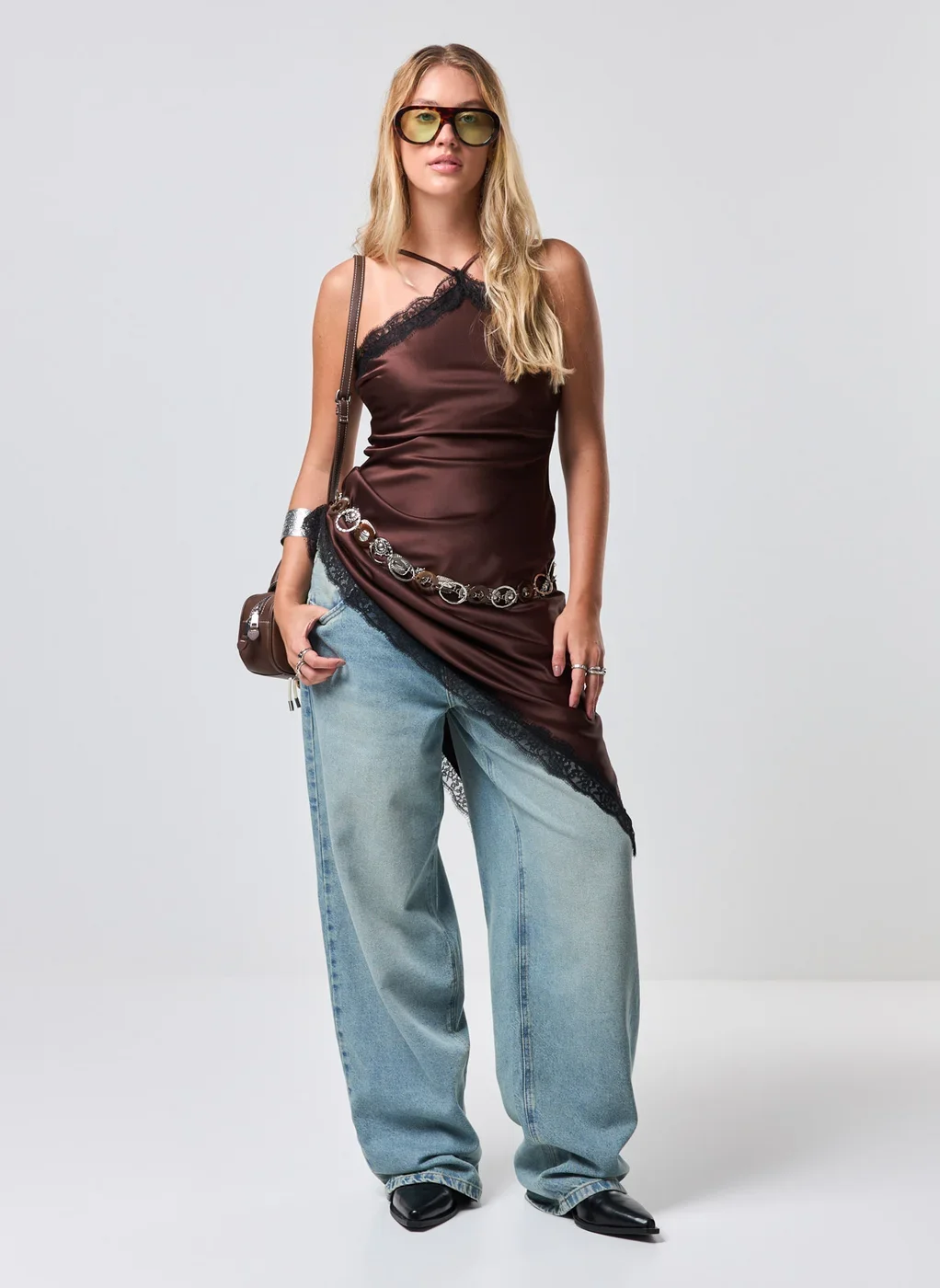 Vestido Curto Marrom Cetim E Renda