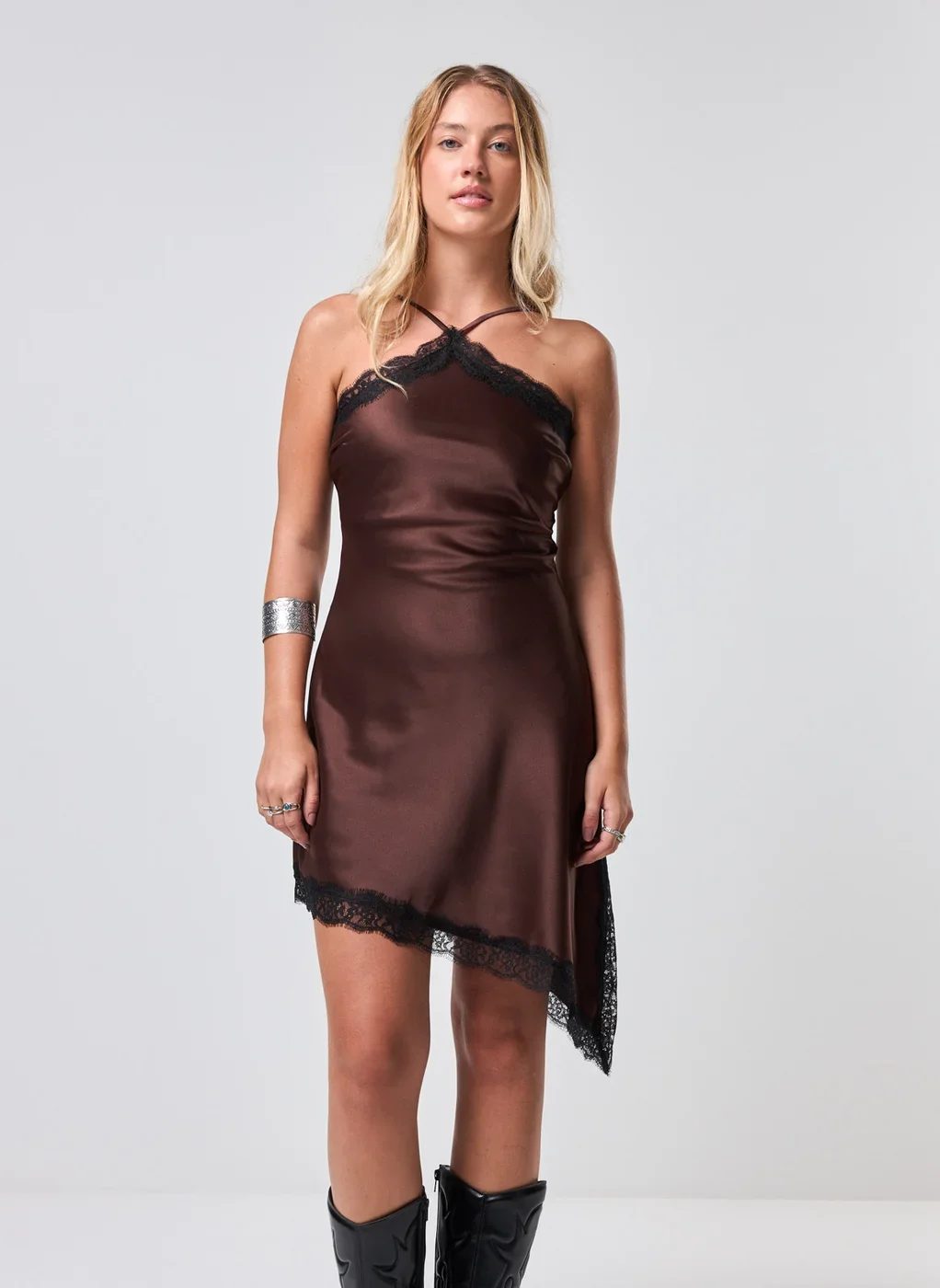 Vestido Curto Marrom Cetim E Renda