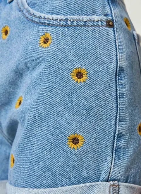 Short Jeans Bordado Girassol