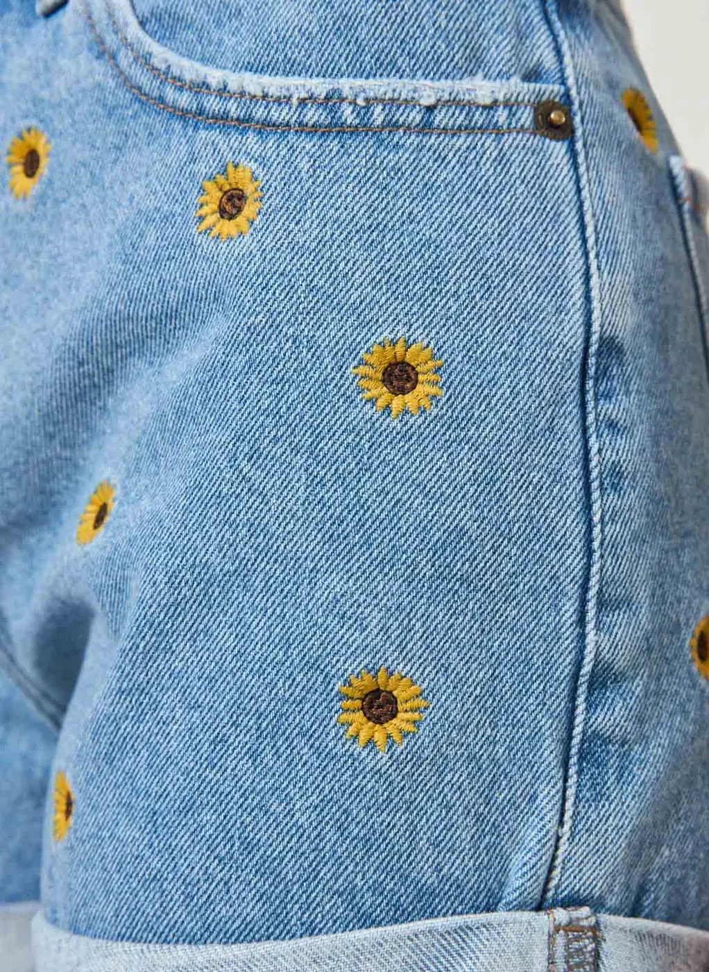 Short Jeans Bordado Girassol