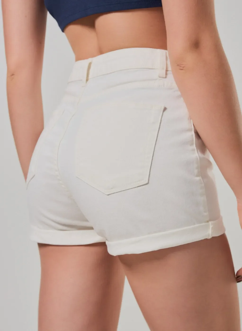 Short Cintura Alta em Sarja