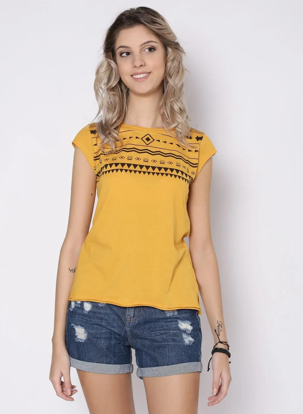 blusa com estampa étnica mostarda girassol