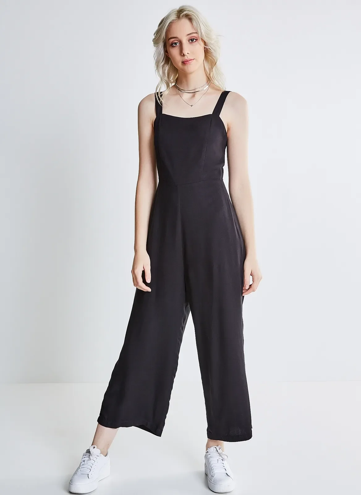 macacão cropped com amarração costas - preto