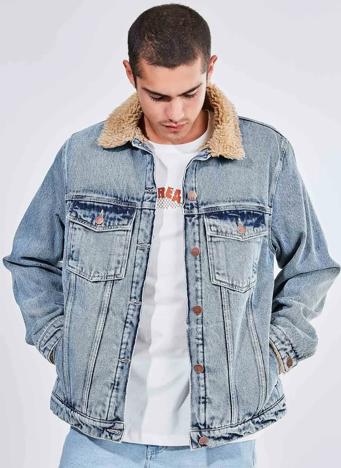 jaqueta jeans oversized com pelinhos - jeans marmorizado