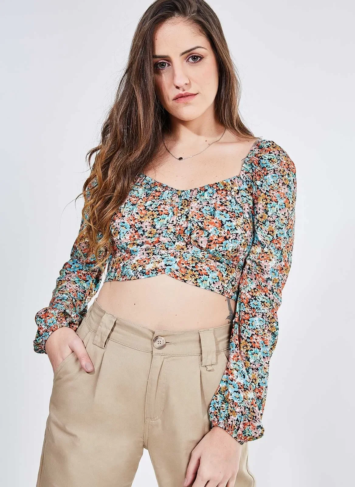 blusa cropped manga longa estampa floral estampado