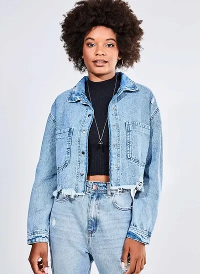 jaqueta cropped oversized em jeans claro - jeans claro