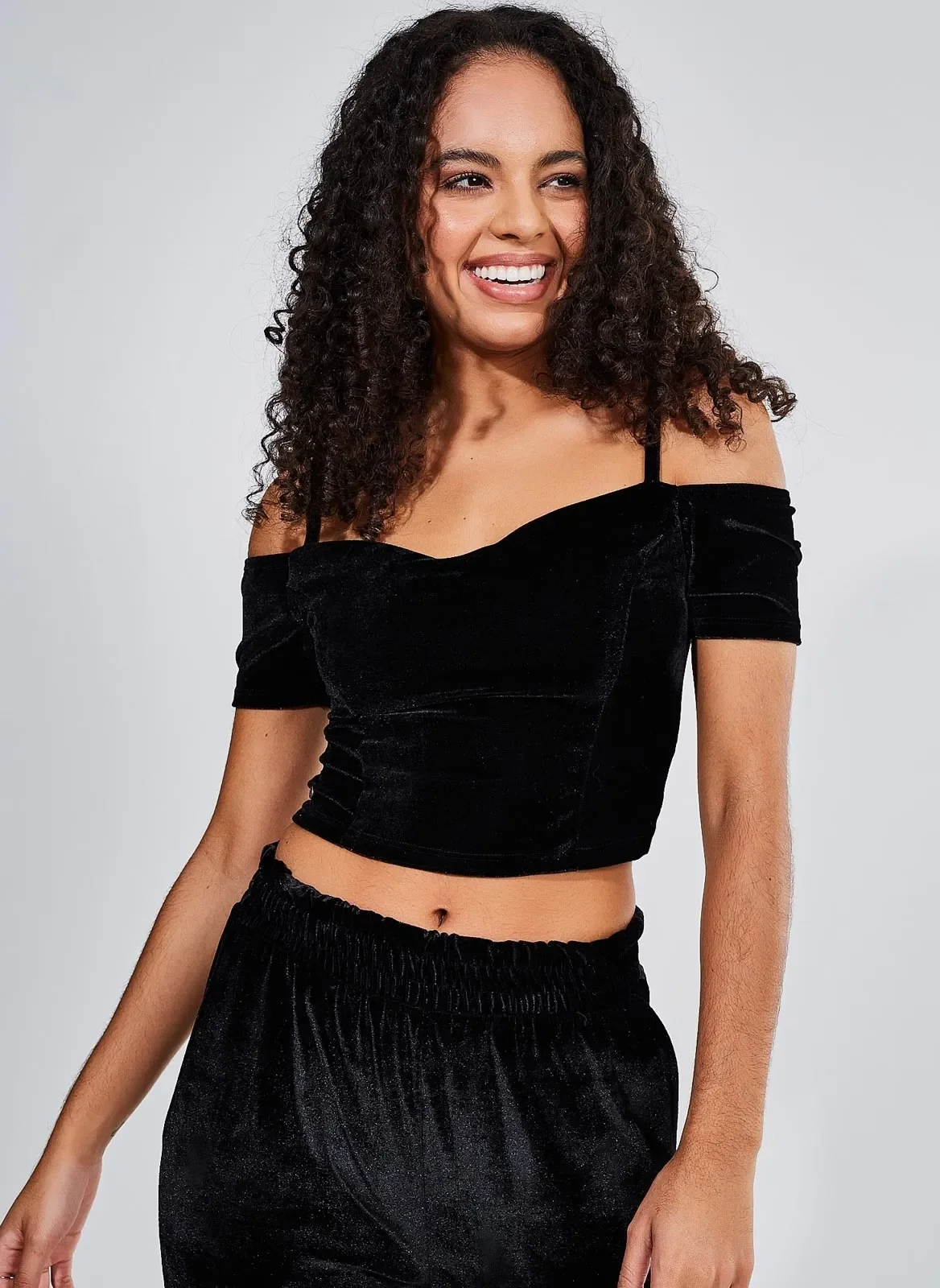 blusa de veludo ombro a ombro com alcinha - preto