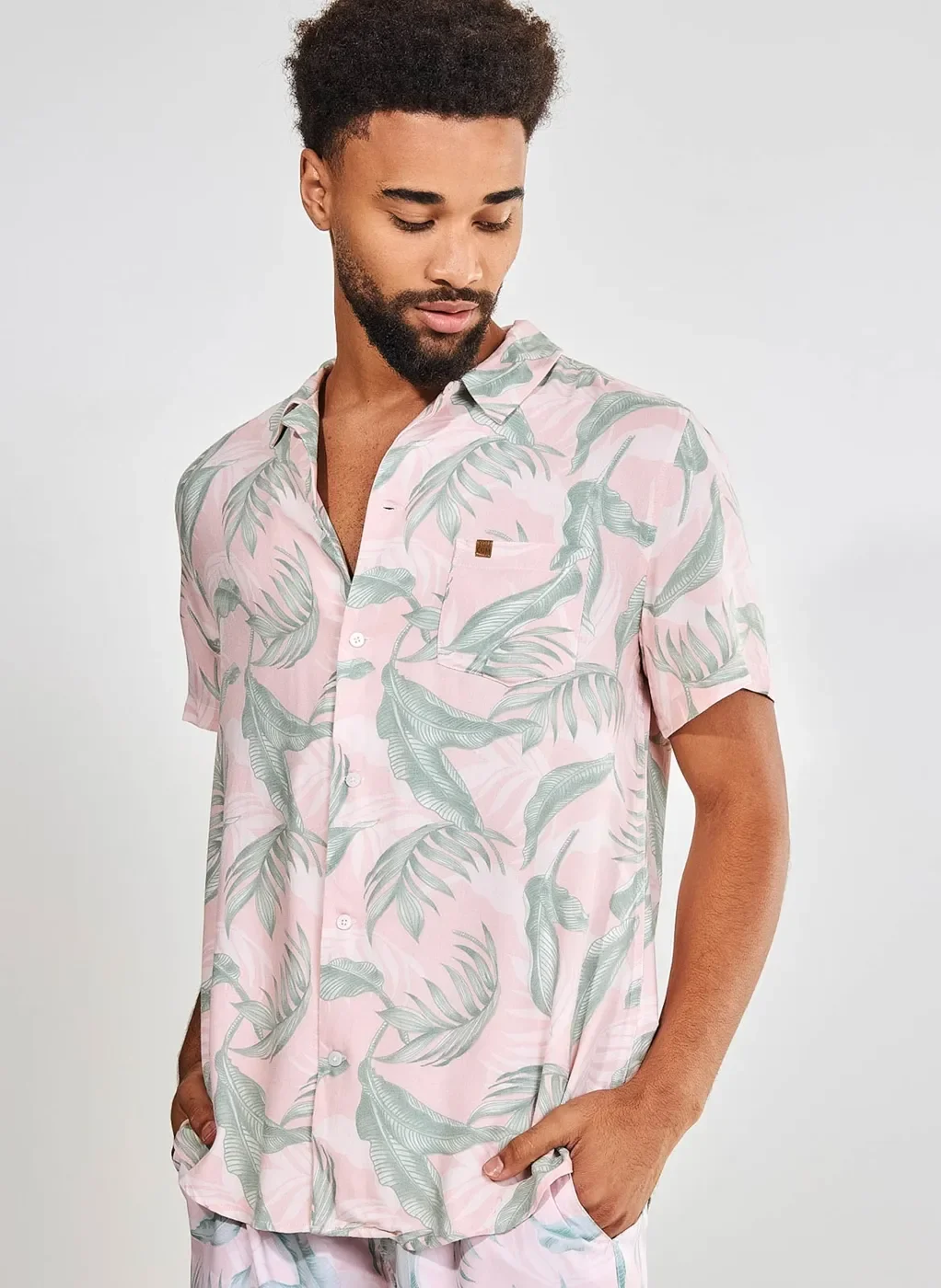 camisa tropical rosa claro - estampado