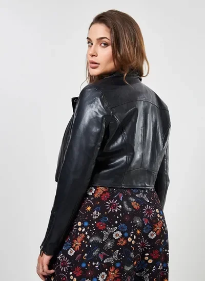 jaqueta cropped em poliuretano liso preto