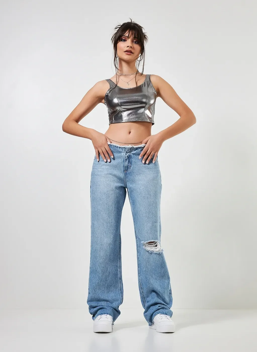 calça jeans reta over cintura baixa desfiada jeans claro