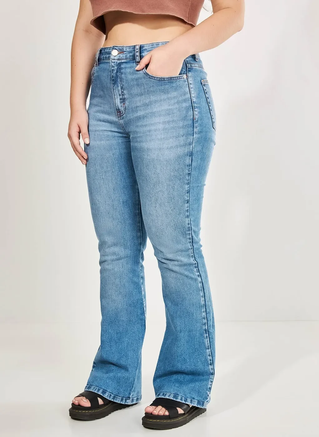 calça jeans flare com elastano jeans medio