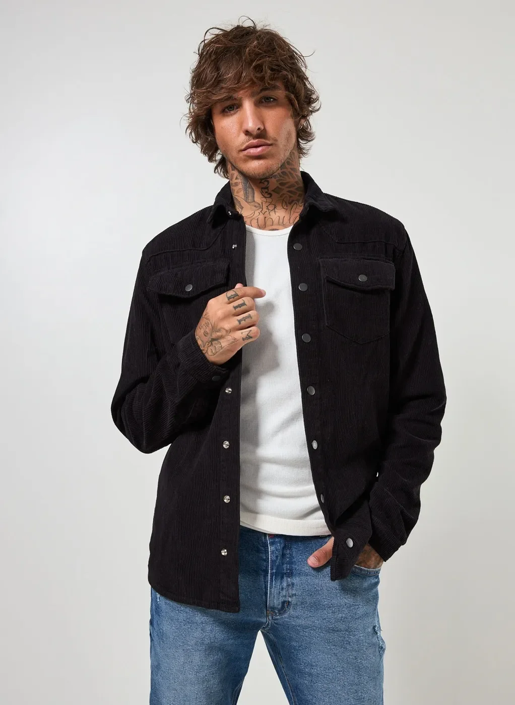 jaqueta estilo camisa em veludo cotelê preto