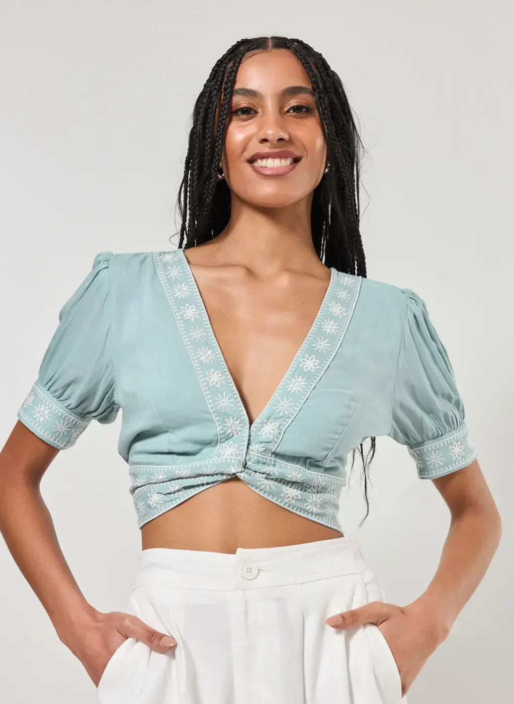 blusa cropped azul com bordados - azul claro