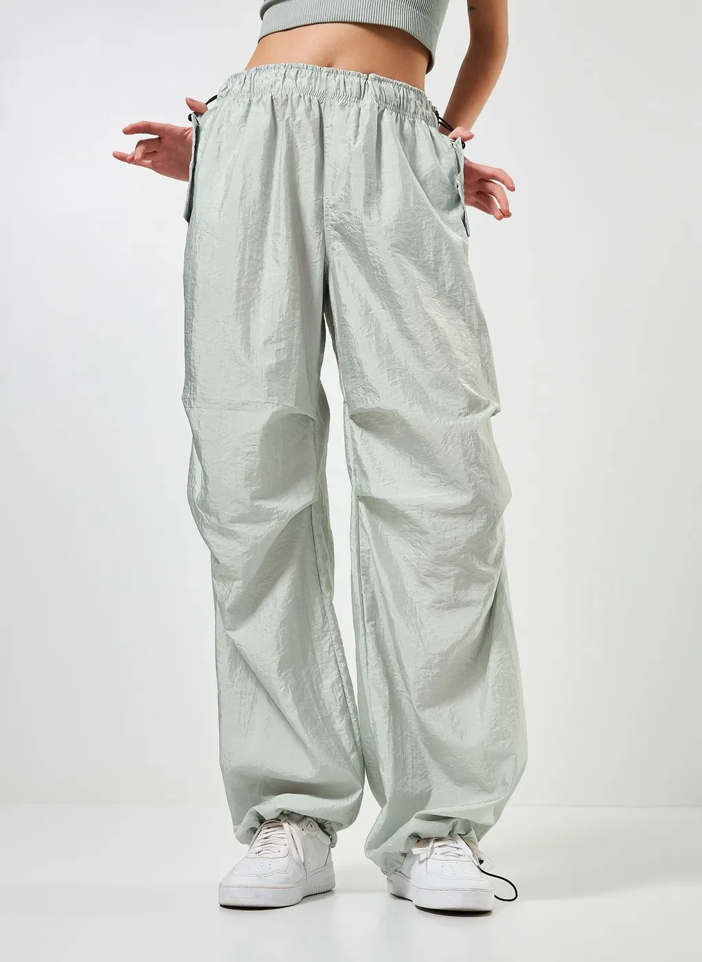 calça parachute verde acinzentada - verde