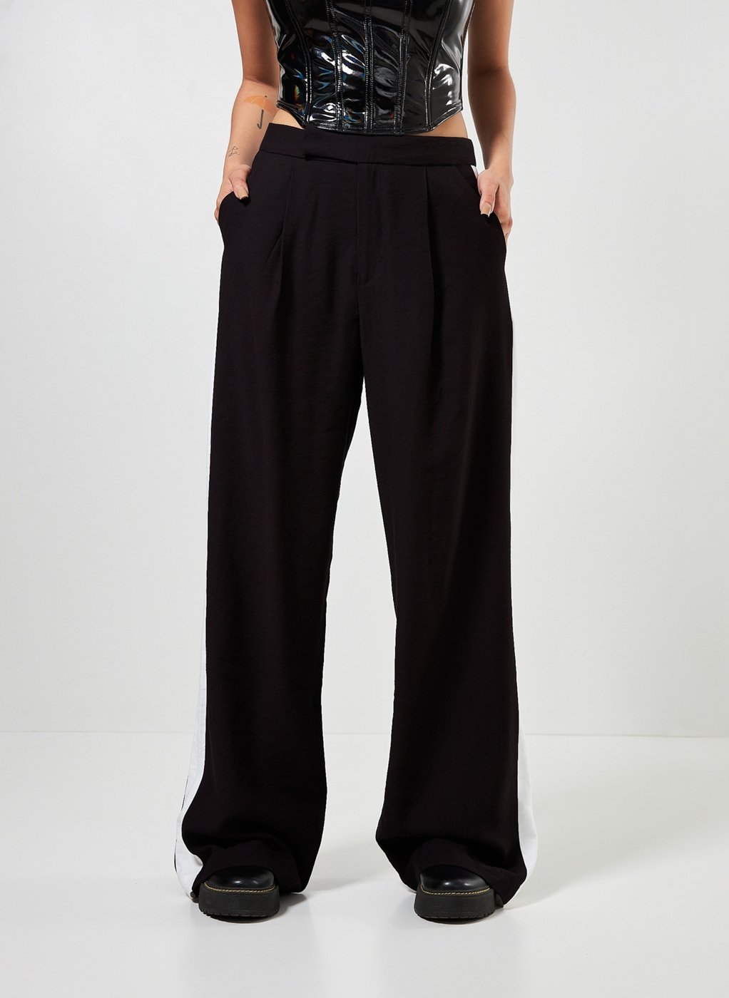 Calça preta com listra na lateral on sale