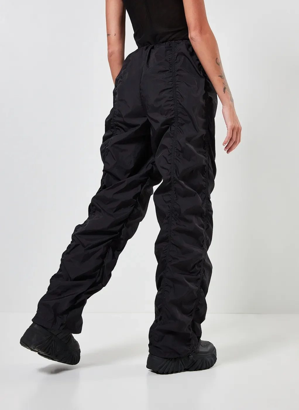 calça parachute preta franzida - preto