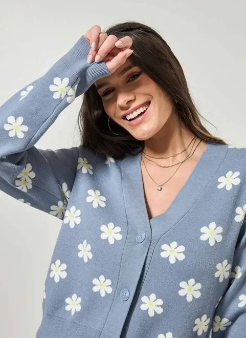 cardigan tricô jacquard azul com margaridas - estampado