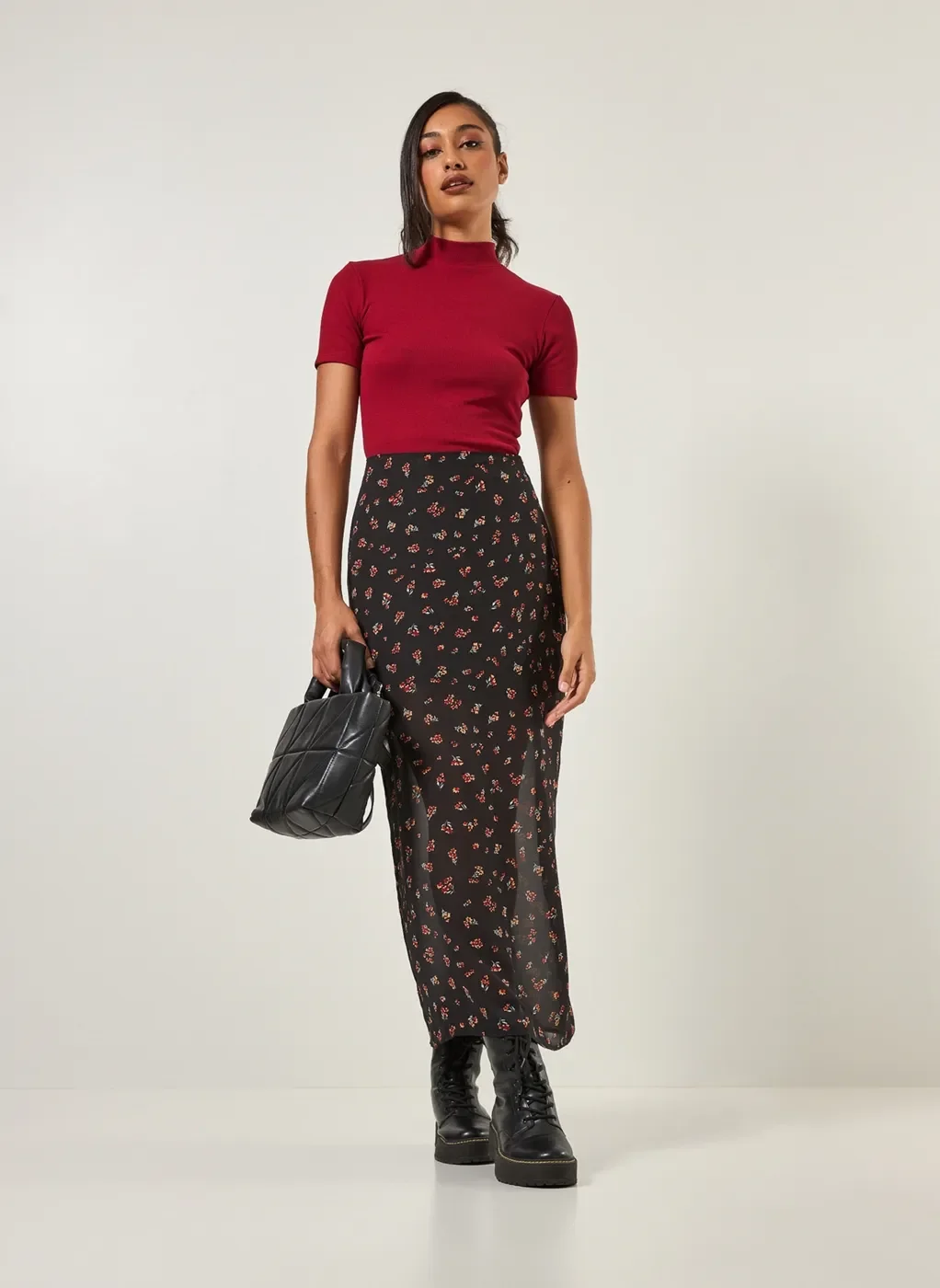 saia midi chiffon preto com florzinhas estampado