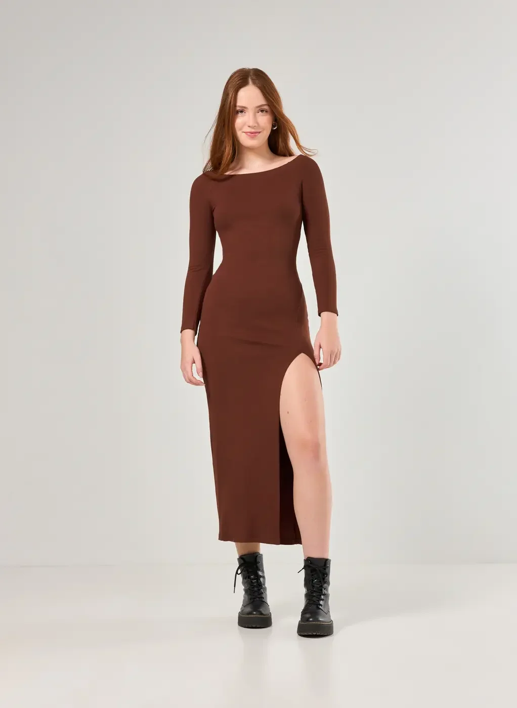 vestido midi de manga longa com fenda marrom