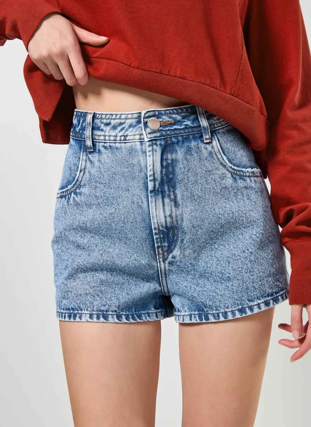 short jeans hot pants barra assimétrica - jeans claro