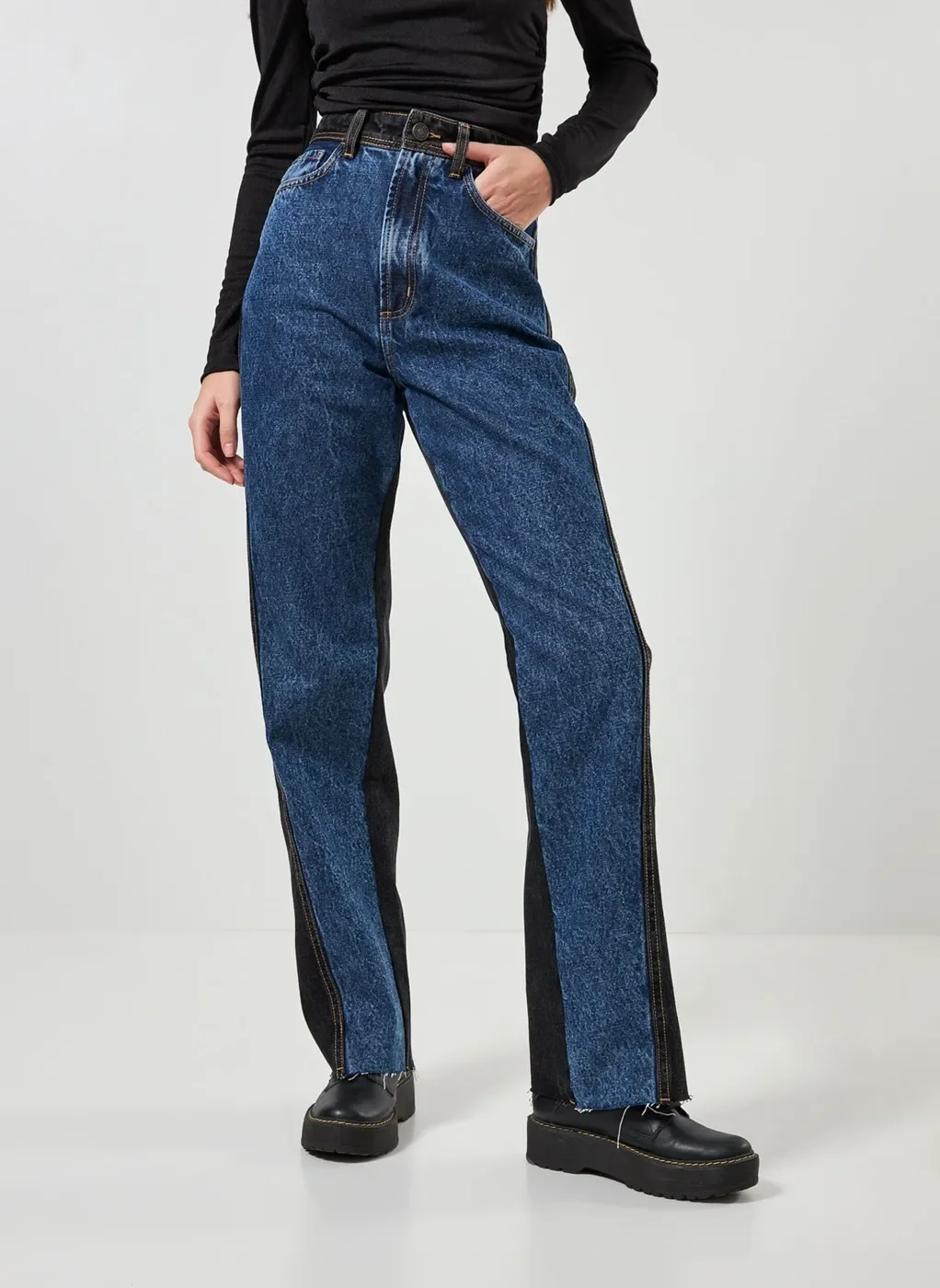calça wide leg jeans azul e preto jeans medio