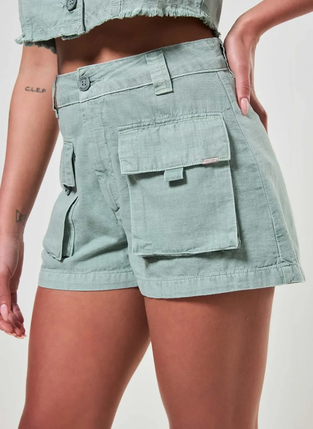 short mom cargo em sarja - verde seco