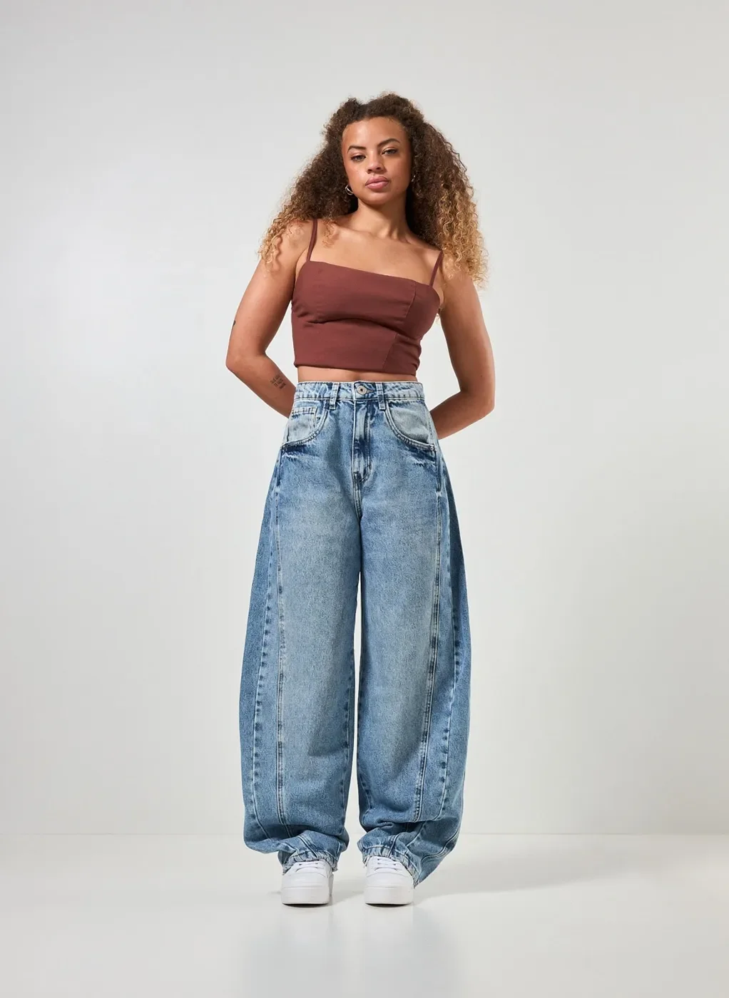 calça jeans barrel jeans medio