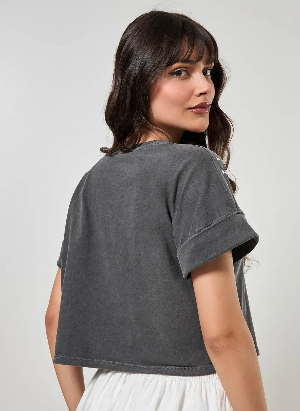 camiseta cropped estonada com tachinhas - preto lavado