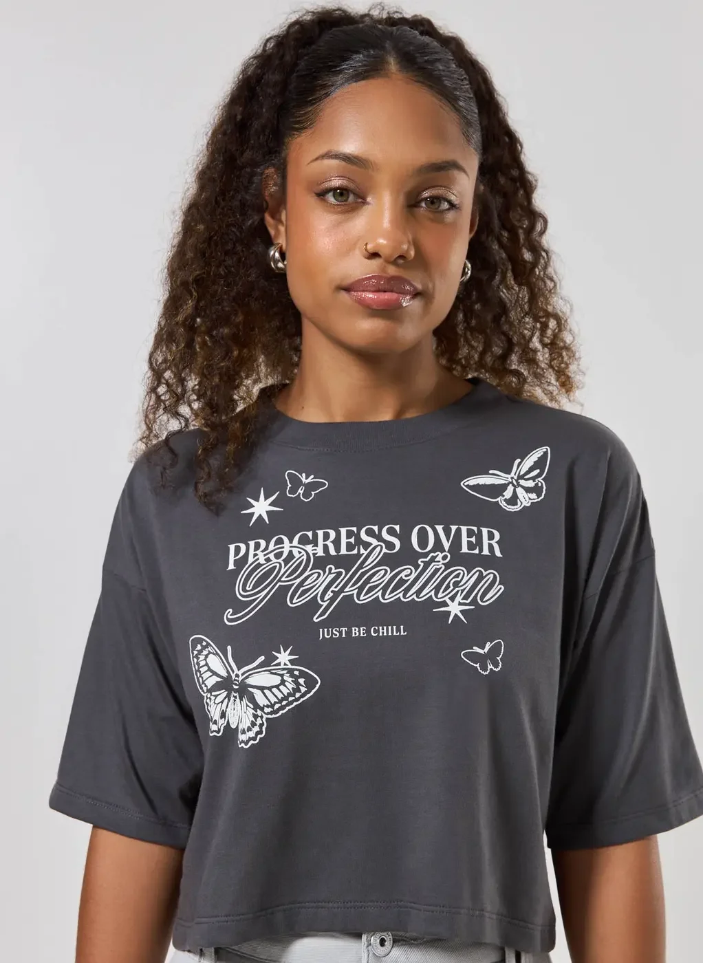 camiseta cropped cinza perfection - cinza chumbo