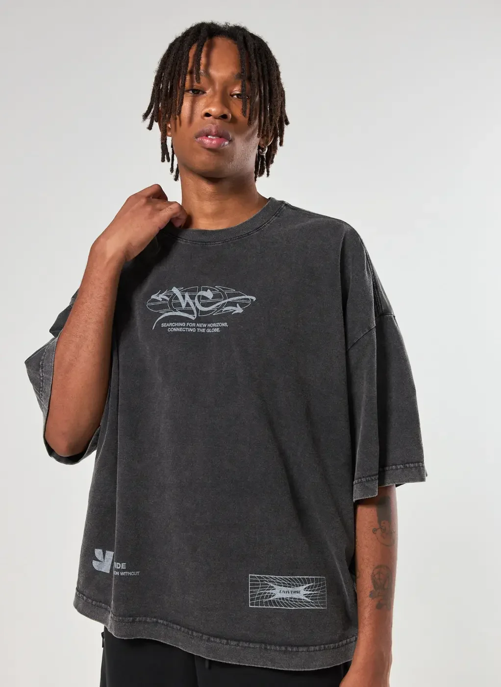 camiseta oversized cropped marmorizada estampa - preto
