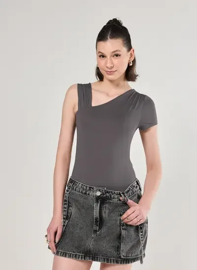 body poliamida mangas assimétricas