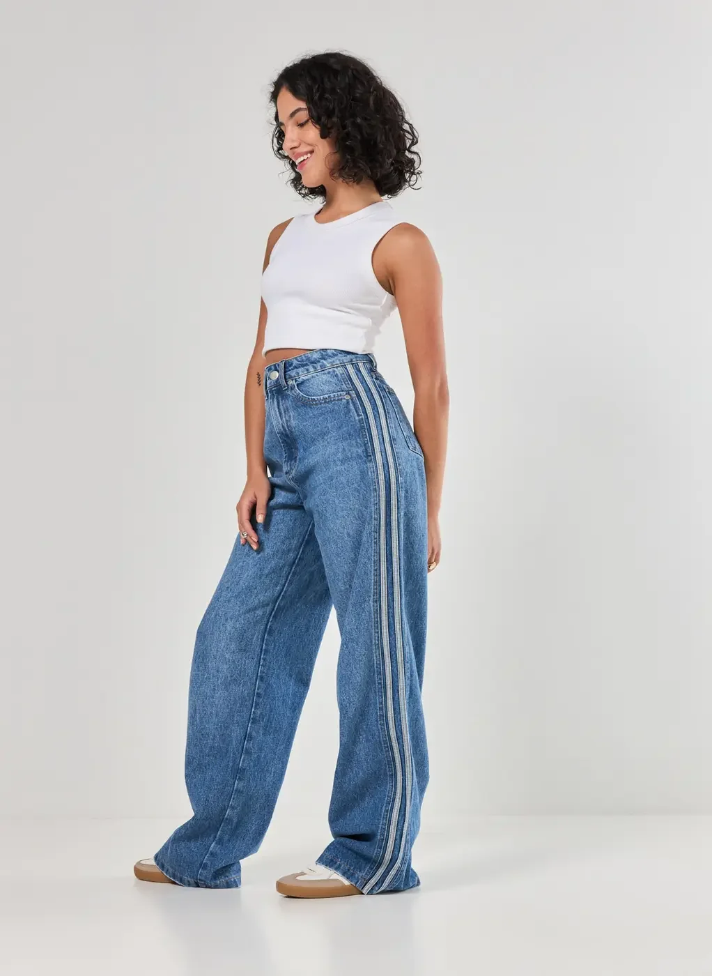 calça jeans wide leg listra lateral jeans medio