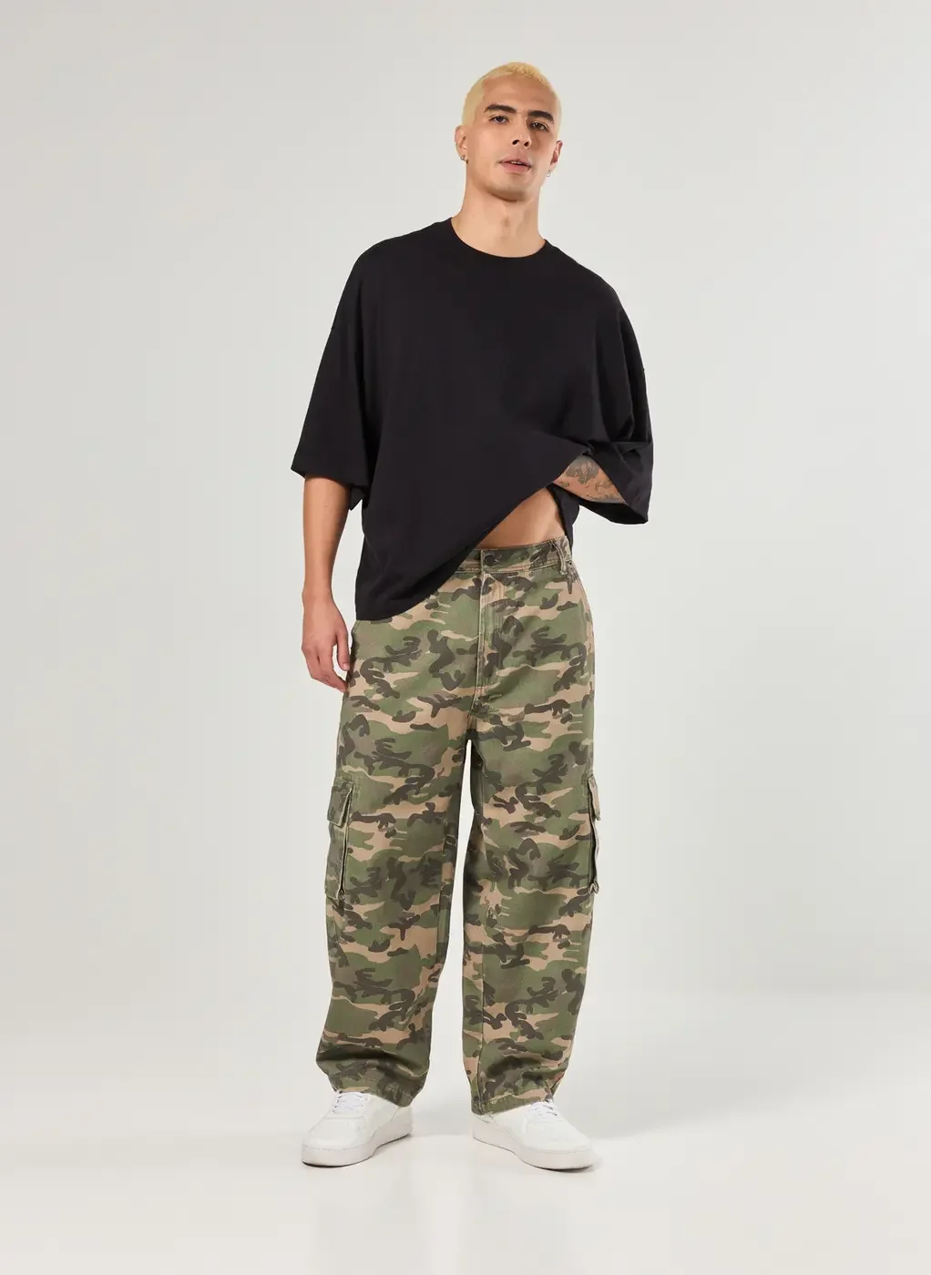 calça sarja baggy cargo camuflada - estampado
