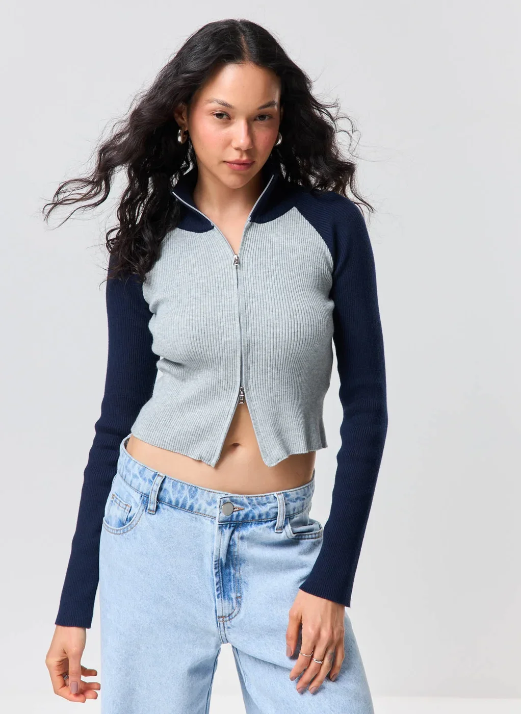 blusa de manga longa raglan com zíper duplo - cinza mescla