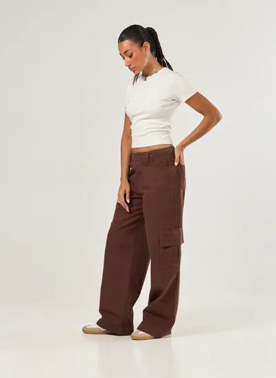 calça wide leg cintura média cargo - marrom