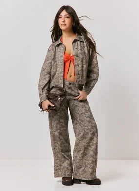 Calça Wide Leg Sarja Estampa Camuflada Digital