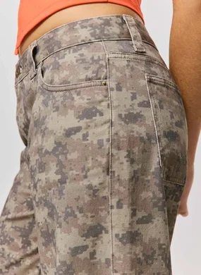 Calça Wide Leg Sarja Estampa Camuflada Digital