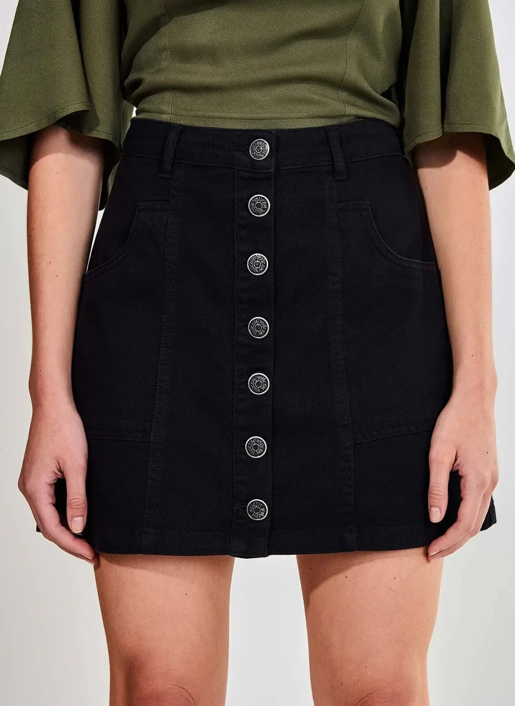 saia em sarja com botões preto